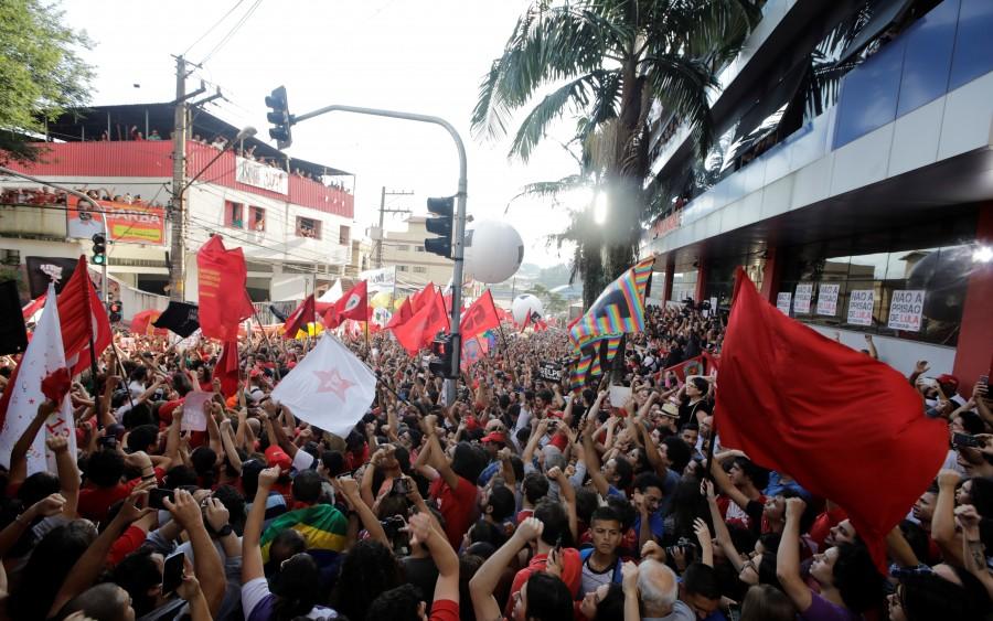Supporters of former Brazilian President Luiz Inacio Lula da Silva protest against sentencing him to serve a 12-year prison sentence for corruption, in front of the metallurgic trade union in Sao Bernardo do Campo, Brazil April 6, 2018. Brazil,President Luiz Inacio Lula da Silva,Lula defies prison order