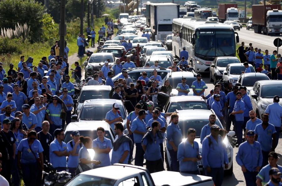 Metal workers of Renault automobile manufacturing plant block the railway BR-277 during a protest against sentencing former Brazilian President Luiz Inacio Lula da Silva to serve a 12-year prison sentence for corruption, in Sao Jose dos Pinhais, Brazil April 6, 2018. Brazil,President Luiz Inacio Lula da Silva,Lula defies prison order