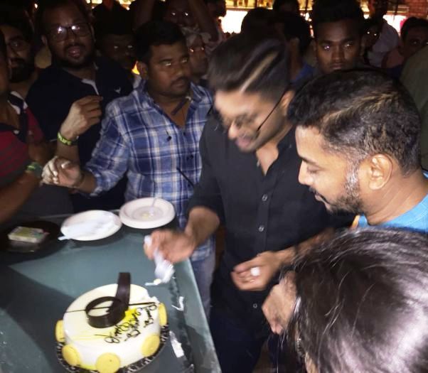 Tollywood superstar Aamir Khan, who turns 36 on (April 8), celebrated his birthday with media in advance. Allu Arjun,allu arjun birthday,allu arjun birthday celebration,allu arjun birthday celebration pics,allu arjun birthday celebration images,actor allu arjun