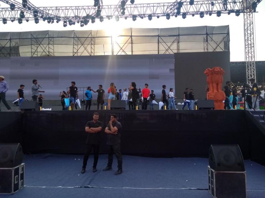 "Bharat Ane Nenu" is the 18th film in the career of Mahesh Babu. The makers have made grand arrangements for its music release at Lal Bahadur Shastri Stadium in Hyderabad. Bharat Ane Nenu pre-release event,Bharat Ane Nenu,Bharat Ane Nenu audio launch,Bharat Ane Nenu audio,Bharat Ane Nenu music launch,Mahesh Babu,Bharat Bahiranga Sabha,Jr NTR