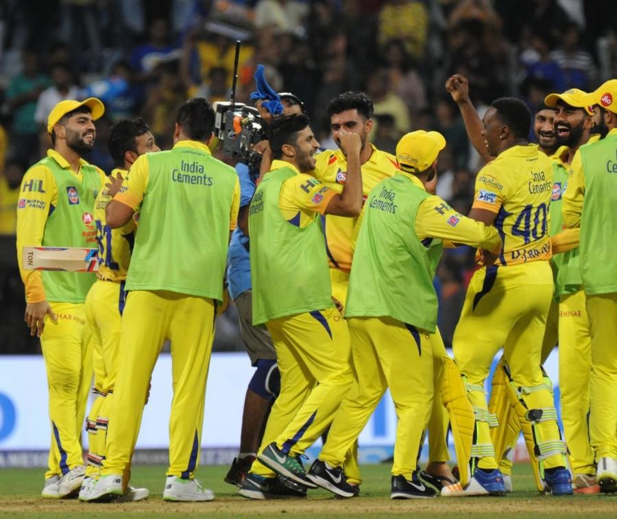 Ishan and Suryakumar shared 78 runs for the third wicket to pull the hosts out of trouble. But the stand was ended by Australian Watson, who got rid of the latter by having him caught by Harbhajan Singh at deep square leg in the 13th over. Ishan then fell to South African leg-spinner Imran Tahir, leaving his side at 113/4 in 14.4 overs. Thereafter, the Pandya brothers began their partnership. Though the national team star Hardik struggled to get big hits, his elder sibling Krunal dealt some lusty blows. Left-hander Krunal hit two fours and five sixes as his blitz lifted Mumbai to a challenging total at the Wankhede Stadium. Chennai Super Kings beat Mumbai Indians,Chennai Super Kings,Mumbai Indians,IPL 2018,IPL 2018 opening ceremony,MS Dhoni