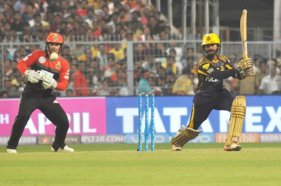 De Villiers was at his imperious best, his 23-ball 44 laced with five sixes and one four. McCullum too looked good for his 27-ball 43 at the start. De Villiers and Kohli (31) stitched together a third wicket stand of 64 runs off just 36 balls. KKR however were off to a bad start as Vinay Kumar (2/30) leaked 14 runs in the first over, McCullum flicking him down the leg side for a four in the very first ball. Kolkata Knight Riders,Kolkata Knight Riders beat Royal Challengers Bangalore,KKR beat RCB,RCB,Royal Challengers Bangalore,Virat Kohli,IPL 2018,IPL 2018 pics,IPL 2018 images