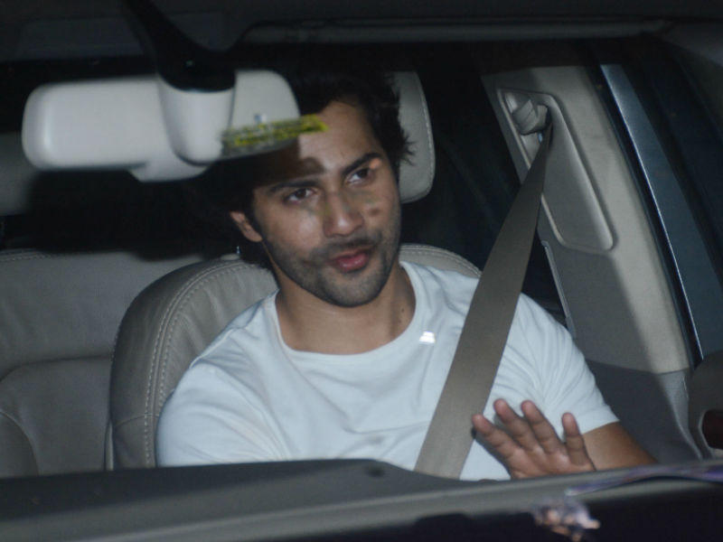 Varun Dhawan was snapped on his arrival at Salman Khan's residence in Bandra, Mumbai on Apr 7, 2018. Katrina Kaif,Varun Dhawan,Jacqueline Fernandez,Hume Qureshi,Saqib Saleem,Athiya Shetty,Suniel Shetty,Malaika Arora,Salman Khan