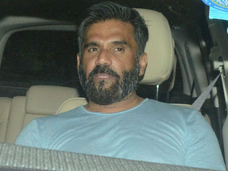 Suniel Shetty gets clicked on his arrival at Salman Khan's residence in Bandra, Mumbai. Katrina Kaif,Varun Dhawan,Jacqueline Fernandez,Hume Qureshi,Saqib Saleem,Athiya Shetty,Suniel Shetty,Malaika Arora,Salman Khan