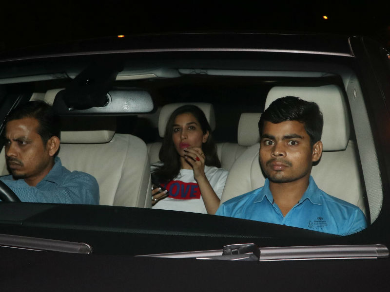 Sophie Choudry was snapped on her arrival at Salman Khan's residence in Bandra, Mumbai on Apr 7, 2018. Katrina Kaif,Varun Dhawan,Jacqueline Fernandez,Hume Qureshi,Saqib Saleem,Athiya Shetty,Suniel Shetty,Malaika Arora,Salman Khan