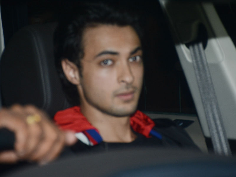 Aayush Sharma arrives at Salman Khan's residence in Bandra, Mumbai. Katrina Kaif,Varun Dhawan,Jacqueline Fernandez,Hume Qureshi,Saqib Saleem,Athiya Shetty,Suniel Shetty,Malaika Arora,Salman Khan