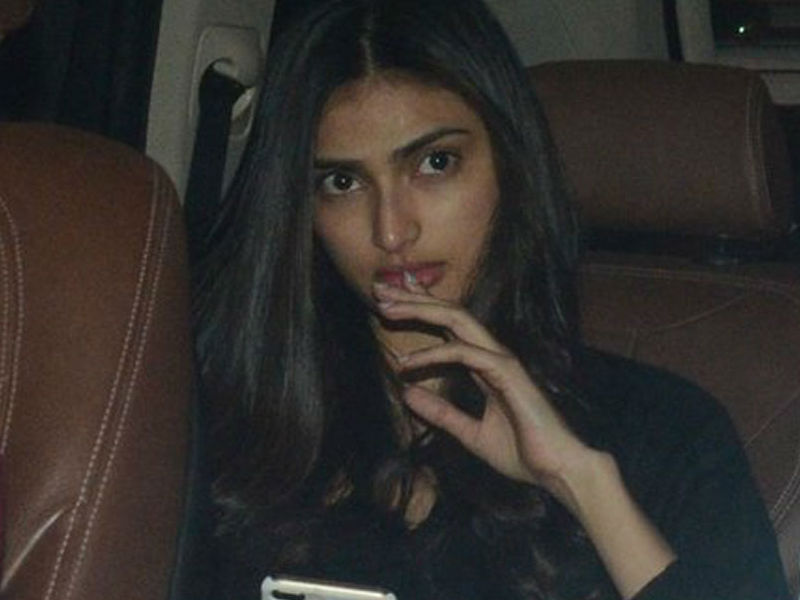Athiya Shetty was snapped on her arrival at Salman Khan's residence in Bandra, Mumbai on Apr 7, 2018. Katrina Kaif,Varun Dhawan,Jacqueline Fernandez,Hume Qureshi,Saqib Saleem,Athiya Shetty,Suniel Shetty,Malaika Arora,Salman Khan