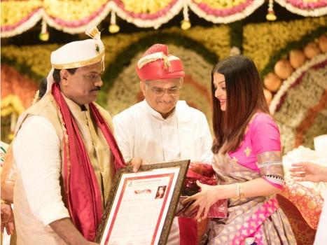 Bunts' Sangha, Pune, honoured the world’s most beautiful woman Aishwarya Rai Bachchan with a Woman of Substance title at an event held by the Bunt community to felicitate the achievements of their people.