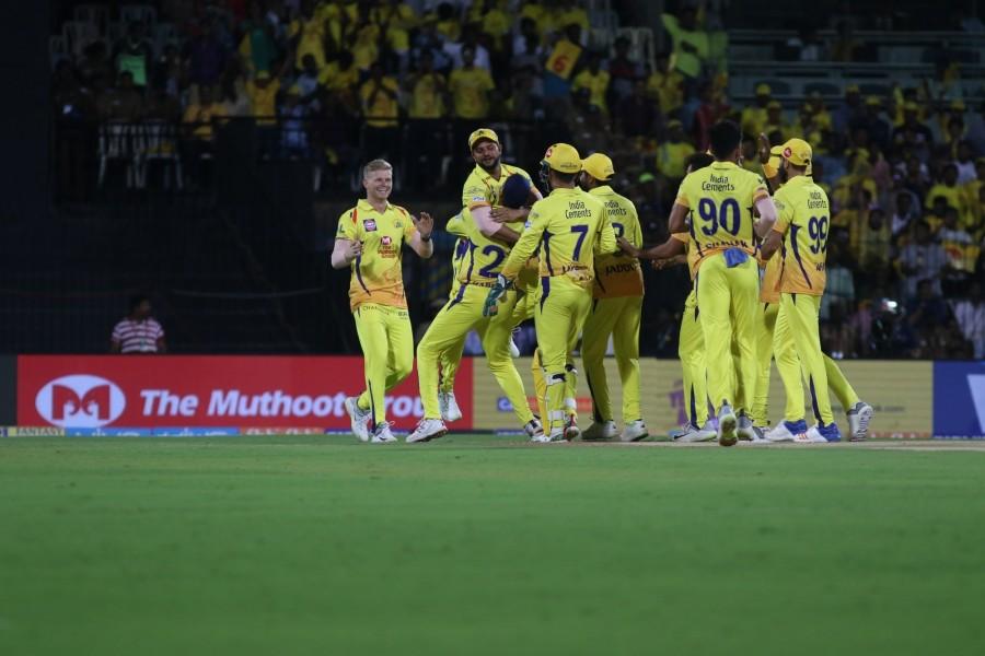 Sam Billings' 23-ball 56 coupled with Shane Watson's 19-ball 42 helped Chennai Super Kings (CSK) pull off a heist as they beat Kolkata Knight Riders (KKR) by five wickets in a thrilling IPL game, held amidst strong protests on the issue of Cauvery waters here on Tuesday. Needing 17 runs in the last over, Ravindra Jadeja 11 (not out) hit a six off R Vinay Kumar with four runs and one ball remaining as Dwayne Bravo (11 not out) watched from the other end. Kolkata Knight Riders,Chennai Super Kings,Shane Watson,Sam Billings,KKR,CSK,CSK beats KKR