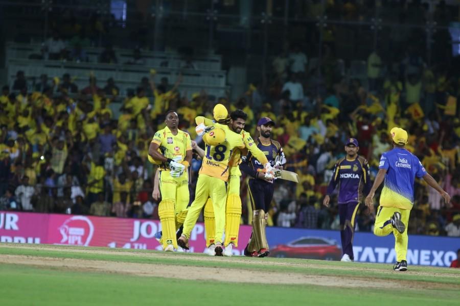 Chinaman Kuldeep Yadav 1/27) then removed the set Rayudu with a lofted delivery outside off-stump which went to substitute Shivam Mavi at extra cover as the batsman played away from his body. From that point, CSK's surge took a dip and the asking rate started shooting up. Suresh Raina (14), who was dropped by Curran on 6, could not capilatise on it and with cramps affecting him, pulled a Narine delivery to Vinay Kumar at long on. Dhoni and Billings -- given a second life by Robin Uthappa who dropped him at mid off -- fought well. Kolkata Knight Riders,Chennai Super Kings,Shane Watson,Sam Billings,KKR,CSK,CSK beats KKR