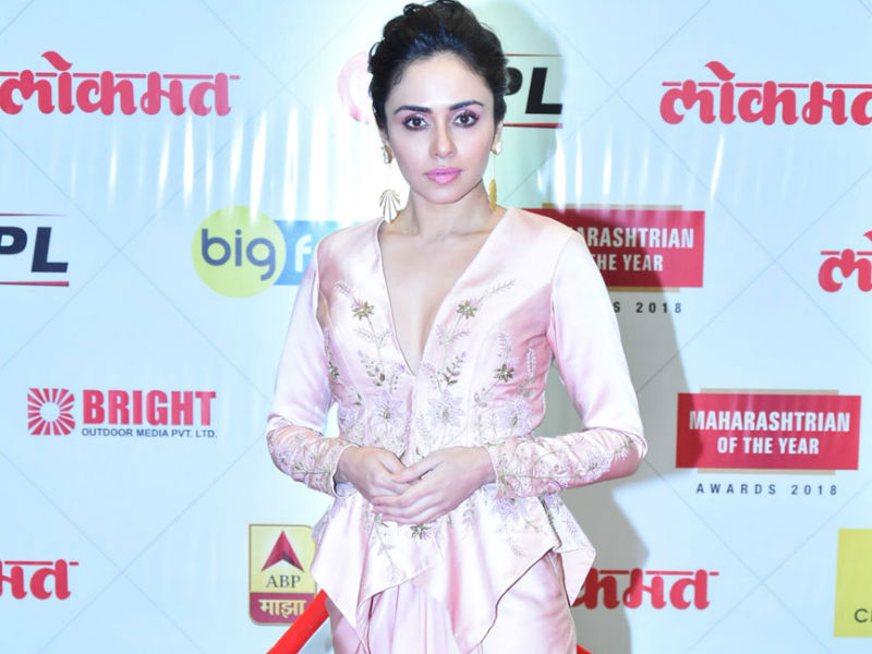 Amruta Khanvilkar poses for the cameras on her arrival at the 'Lokmat Maharashtrian of the Year Awards 2018' in Mumbai. Akshay Kumar,Kareena Kapoor,Shreya Ghoshal,Amruta Khanvilkar,Gulshan Grove,Jeetendra,Sonali Kulkarni,Ravi Shastri,Lokmat Maharashtrian of the Year Awards,celebs at Lokmat Maharashtrian of the Year Awards,Lokmat Maharashtrian of the Year Awards pics,Lokmat