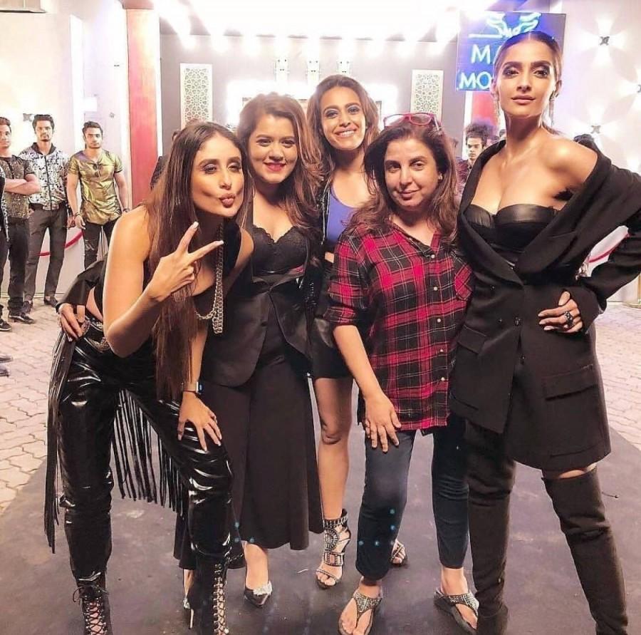 Veere Di Wedding team, including Swara Bhaskar and Shikha Talsania, also clicked pics together with Kareena Kapoor and Sonam. Kareena Kapoor Khan,Sonam Kapoor,Swara Bhaskar,Shikha Talsania,Veere Di Wedding song,Veere Di Wedding movie song,Veere Di Wedding,Veere Di Wedding pics,Veere Di Wedding images