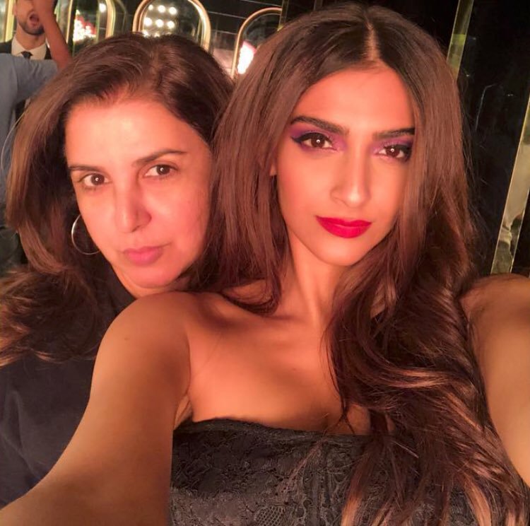 Sonam Kapoor and Farah Khan struck a cute pose for the camera during Veere Di Wedding song. Kareena Kapoor Khan,Sonam Kapoor,Swara Bhaskar,Shikha Talsania,Veere Di Wedding song,Veere Di Wedding movie song,Veere Di Wedding,Veere Di Wedding pics,Veere Di Wedding images