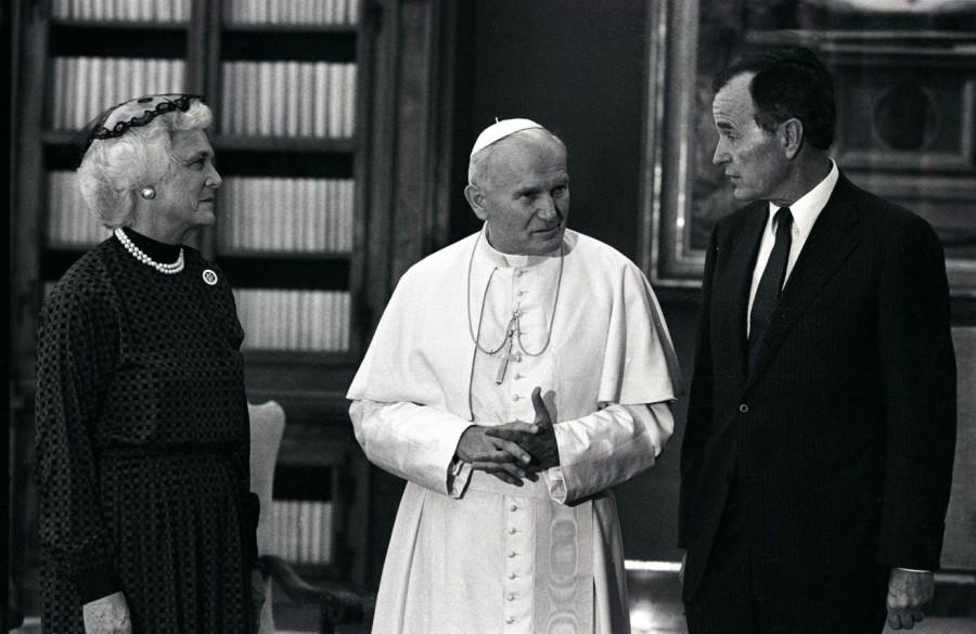 U.S. Vice President George Bush and his wife Barbara with Pope John Paul II during an audience at the Vatican, June 24, 1985. Barbara Bush passes away,Barbara Bush,Barbara Bush dead,Barbara Bush passes,former First Lady,Barbara Bush rare pics,Barbara Bush rare images,Barbara Bush rare unseen pics,Barbara Bush rare unseen images
