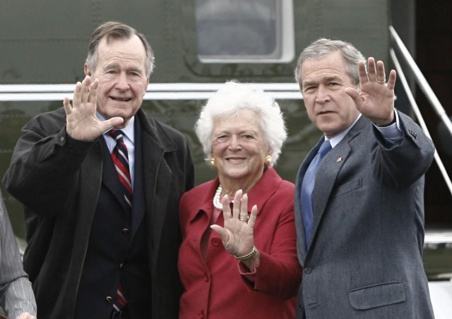 U.S. President George W. Bush (R) waves alongside his parents, former President George Bush and former first lady Barbara Bush upon their arrival Fort Hood, Texas, April 8, 2007. Barbara Bush passes away,Barbara Bush,Barbara Bush dead,Barbara Bush passes,former First Lady,Barbara Bush rare pics,Barbara Bush rare images,Barbara Bush rare unseen pics,Barbara Bush rare unseen images