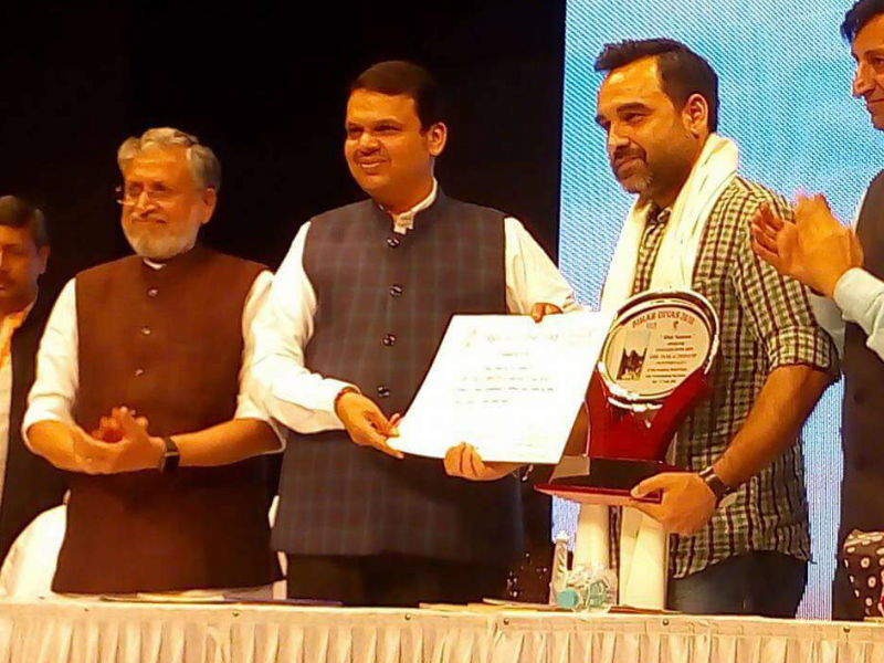 The actor was awarded this honour at a prestigious venue in Mumbai. He received this praise for his 'Excellence in Cinema' and expanse of work in the industry. He was chosen for the same by the Bihar Foundations, Mumbai Chapter. They award and recognize citizens from Bihar who are making a mark and name for themselves in Mumbai. When asked about receiving the award, Mr. Tripathi stated, "It means a lot to receive this award for my efforts in the industry and Mumbai. This award is for every farmer’s son who even with all the issues he has to deal with, dreams of touching the sky. I am so honoured that my Janmabhoomi and Karmabhoomi’s heads came together to felicitate this award." Pankaj Tripathi,Bihar Samman award,Devendra Fadnavis,Susheel Modi