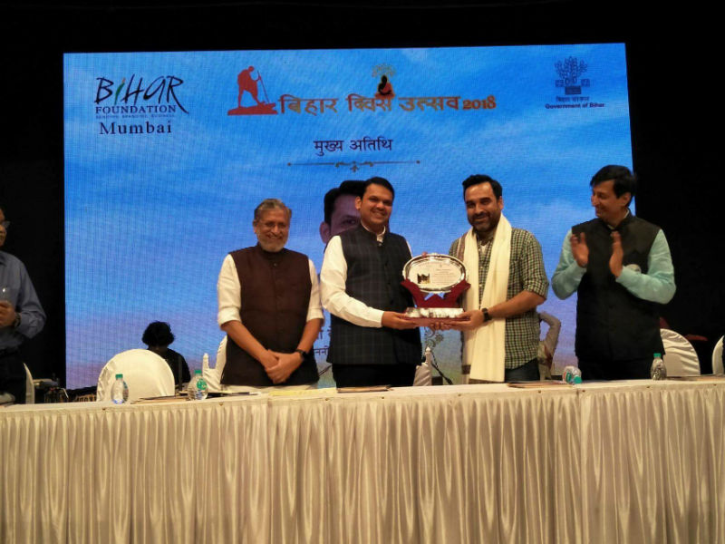 Pankaj Tripathi has been in the news for all the right reasons recently. He recently bagged the Special Mention Award for his role in Newton at the 65th National Awards. To add to this amazing win, he was also awarded the Bihar Samman, by the Chief Minister of Maharashtra, Devendra Fadnavis and the Deputy Chief Minister of Bihar, Susheel Modi. Pankaj Tripathi,Bihar Samman award,Devendra Fadnavis,Susheel Modi