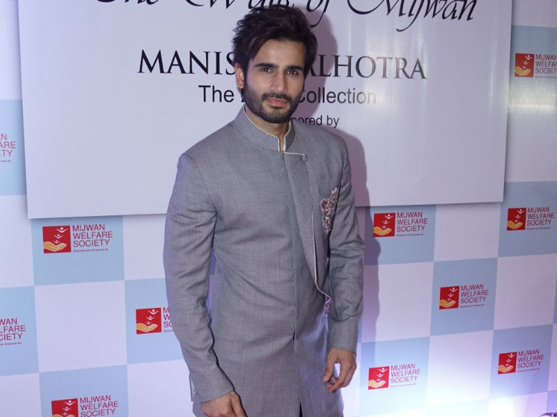 Actor Karan Tacker at the red carpet of "The Walk of Mijwan" in Mumbai on April 19, 2018. Mouni Roy,Sonakshi Sinha,Sooraj Pancholi,Nandita Das,Sonali Bendre,Manish Malhotra,Manish Malhotra show,celebs at Manish Malhotra show,Manish Malhotra show pics,Manish Malhotra show images