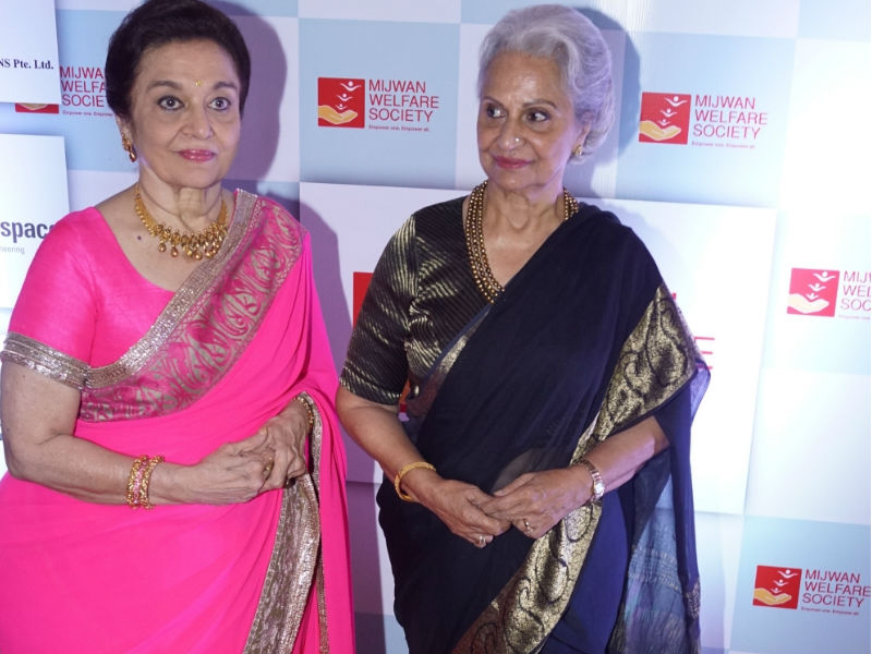 Actresses Asha Parekh and Waheeda Rahman at the red carpet of "The Walk of Mijwan" in Mumbai on April 19, 2018. Mouni Roy,Sonakshi Sinha,Sooraj Pancholi,Nandita Das,Sonali Bendre,Manish Malhotra,Manish Malhotra show,celebs at Manish Malhotra show,Manish Malhotra show pics,Manish Malhotra show images