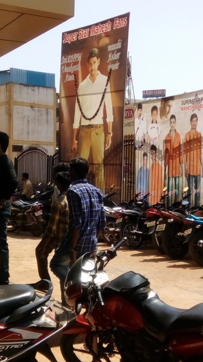 Taking the global fandom of the Superstar into consideration, Mahesh Babu's upcoming drama film 'Bharat Ane Nenu' released in 45 countries across the globe. Mahesh Babu,actor Mahesh Babu,Bharat Ane Nenu,Bharat Ane Nenu release,Bharat Ane Nenu box office collection,Mahesh Babu fans,Bharat Ane Nenu mania,Bharat Ane Nenu celebration