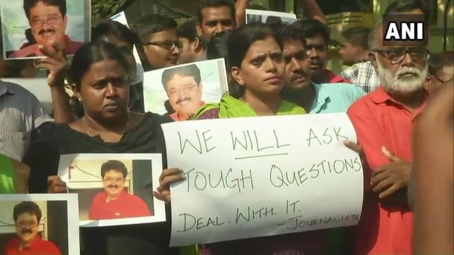 Tamil Nadu journalist fraternity lodge a police complaint against BJP's S Ve Shekher's derogatory social media post against woman journalist, say, 'it is not only defaming a journalist but is also derogatory to all woman' (In pics: Members of TN Journalist fraternity). S Ve Shekher,S Ve Shekher controversy,Banwarilal Purohit,women journalist,kollywood 2018 controversy,BJP