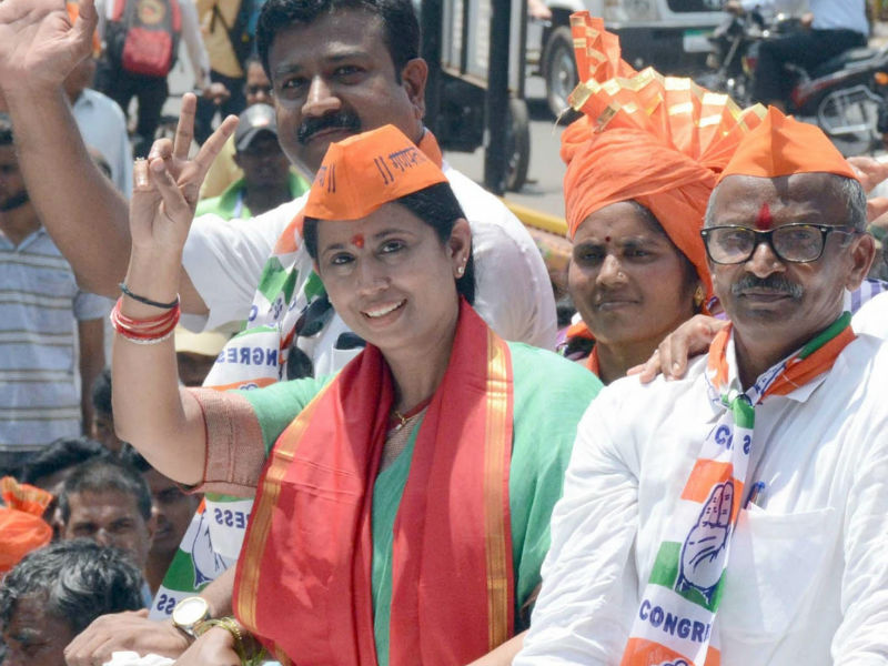 Congress candidate Lakshmi Hebbalkar arrives to file nomination papers for upcoming Karnataka Assembly polls in Belagavi, Karnataka on April 20, 2018. HD Kumaraswamy,B Suresh Gowda,Lakshmi Hebbalkar,Karnataka Assembly polls,election,Karnataka election,Karnataka election 2018,JDS,BJP,Congress