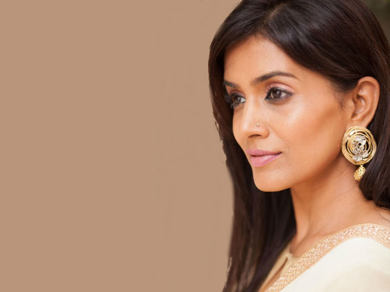 Both the actors will be sharing the screen space together in their upcoming family entertainer film Hope Aur Hum. While, Sonali did return to Hindi cinema with her supporting role in Poster Boys, she will be seen in a lead after a very long hiatus in Hope Aur Hum. The film is helmed and directed by ace ad filmmaker Sudip Bandyopadhyay. Hope Aur Hum is the reminiscent tale of a family in Mumbai whose lives are explored through an endearing cinematic journey. The film is presented by Thumbnail Pictures in association with PVR Pictures and is set to release across cinemas on 11th May 2018. Sonali Kulkarni,actress Sonali Kulkarni,Sonali Kulkarni returns,Naseeruddin Shah,Dil Chahta Hai,Mission Kashmir,Pyaar Tune Kya Kiya,Darna Zaroori Hai
