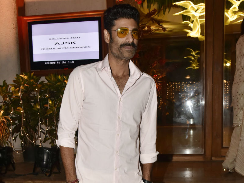 Sikandar Kher arrives at the wedding reception of Saudamini Mattu and Siddharth Bhandari in Mumbai. Aishwarya Rai,Amitabh Bachchan,Sonam Kapoor,Sara Ali Khan,Karan Johar,Saudamini Mattu,Siddharth Bhandari wedding reception,Saudamini Mattu wedding reception,Saudamini Mattu wedding reception pics,Saudamini Mattu wedding reception images,Siddharth Bhandari