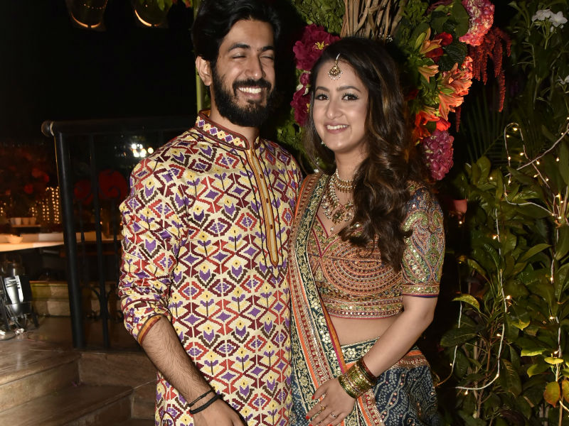 Siddharth Bhandari and Saudamini Mattu pose together during their wedding reception in Mumbai. Aishwarya Rai,Amitabh Bachchan,Sonam Kapoor,Sara Ali Khan,Karan Johar,Saudamini Mattu,Siddharth Bhandari wedding reception,Saudamini Mattu wedding reception,Saudamini Mattu wedding reception pics,Saudamini Mattu wedding reception images,Siddharth Bhandari