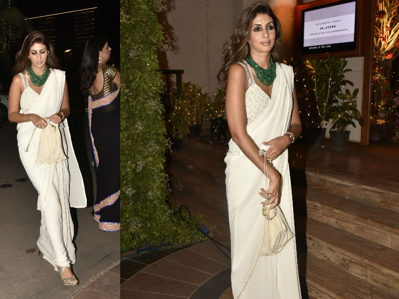Shweta Bachchan-Nanda poses for the cameras upon arrival at the wedding reception of Saudamini Mattu and Siddharth Bhandari in Mumbai. Aishwarya Rai,Amitabh Bachchan,Sonam Kapoor,Sara Ali Khan,Karan Johar,Saudamini Mattu,Siddharth Bhandari wedding reception,Saudamini Mattu wedding reception,Saudamini Mattu wedding reception pics,Saudamini Mattu wedding reception images,Siddharth Bhandari