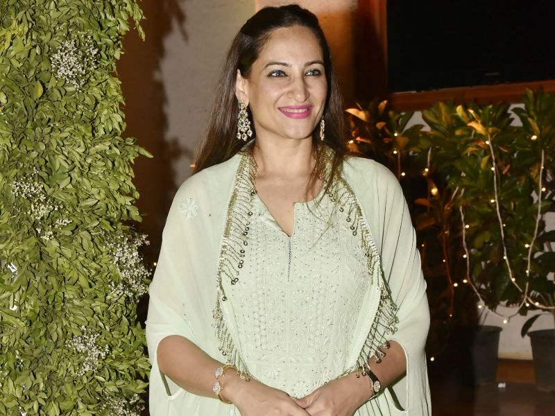 Rakshanda Khan poses for the cameras upon arrival at the wedding reception of Saudamini Mattu and Siddharth Bhandari in Mumbai. Aishwarya Rai,Amitabh Bachchan,Sonam Kapoor,Sara Ali Khan,Karan Johar,Saudamini Mattu,Siddharth Bhandari wedding reception,Saudamini Mattu wedding reception,Saudamini Mattu wedding reception pics,Saudamini Mattu wedding reception images,Siddharth Bhandari