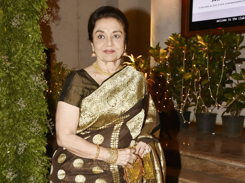Asha Parekh arrives at the wedding reception of Saudamini Mattu and Siddharth Bhandari in Mumbai. Aishwarya Rai,Amitabh Bachchan,Sonam Kapoor,Sara Ali Khan,Karan Johar,Saudamini Mattu,Siddharth Bhandari wedding reception,Saudamini Mattu wedding reception,Saudamini Mattu wedding reception pics,Saudamini Mattu wedding reception images,Siddharth Bhandari