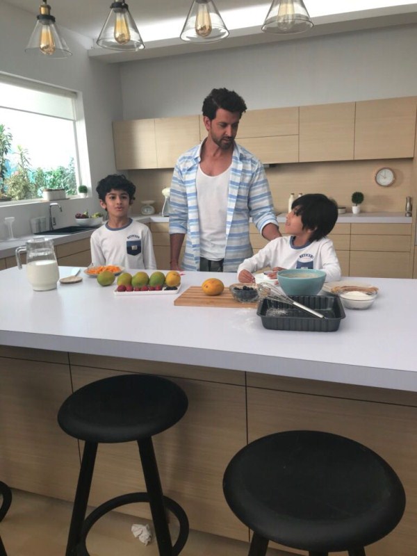 Hrithik Roshan who was shooting for a commercial ad in the city got into some sweet gestures which prove him to be a true gentleman once again. Taking time off from the ongoing shoot, Hrithik Roshan's adorable act towards the kids present on the set was a sight to behold. The actor got into some real-time fun sessions with the kids and was seen clicking pictures and signing autographs for them. Hrithik Roshan,actor Hrithik Roshan,Hrithik Roshan commercial ad,Hrithik Roshan sweet gestures