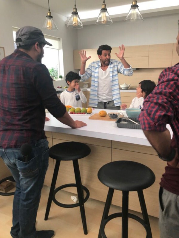 Hrithik Roshan has time and again proved that he is a gentleman in the true sense with his PDA, be it with his co-stars or people present on the sets. Hrithik Roshan,actor Hrithik Roshan,Hrithik Roshan commercial ad,Hrithik Roshan sweet gestures