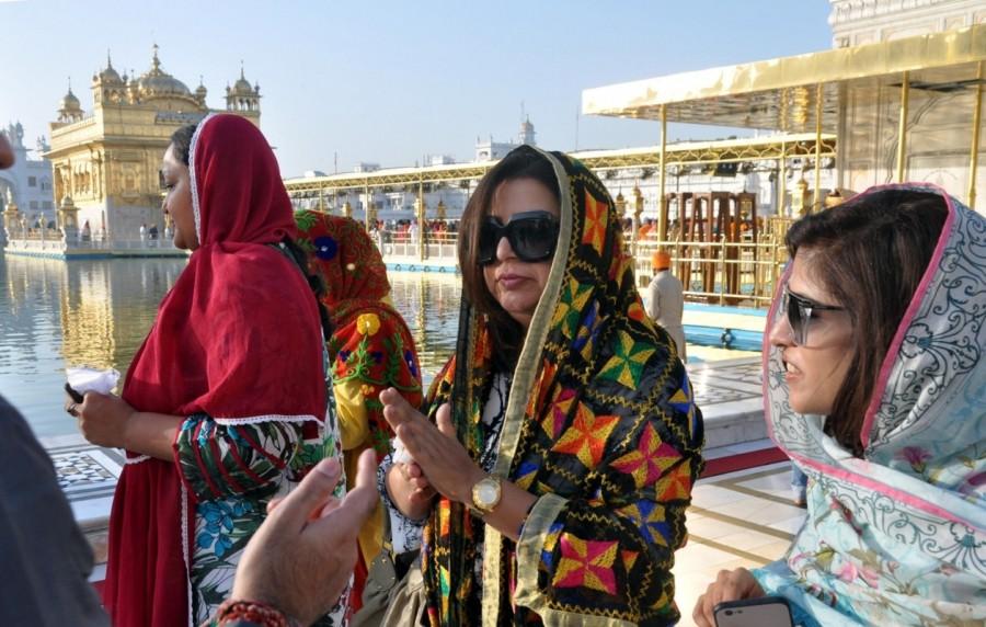 Bollywood director-choreographer Farah Khan took social media and shared a picture on Twitter with the caption, "Ask & u shall receive.. thank u the wonderful ladies of #ficciflo #goldentemple .missed u @deepikapadukone n Dinoo vijayan." Farah Khan,director Farah Khan,Farah Khan at Golden Temple,Farah Khan visits Golden temple,Farah Khan pics,Farah Khan images