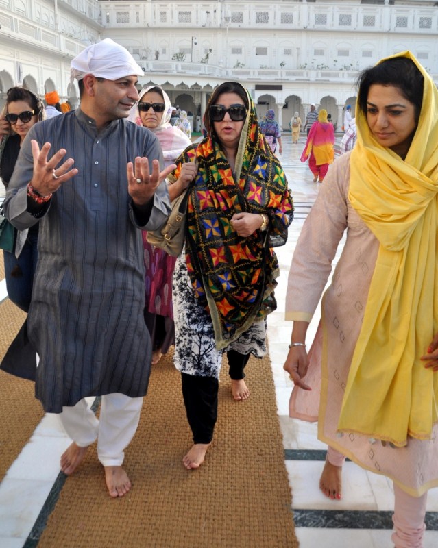 On Instagram she posted was caption: "Golden day" with a picture of herself with the Golden Temple in the background. Farah Khan,director Farah Khan,Farah Khan at Golden Temple,Farah Khan visits Golden temple,Farah Khan pics,Farah Khan images