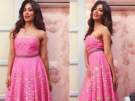 Bollywood film actress Chitrangda Singh looked stunning in a long pink dress which she wore for the dance reality show. There was an Indian touch given to her western outfit with the beaded flower work done on it. It was a Pap Dont Preach creation which had a small belt around the waist accentuating her figure. She kept the look completely simple just wore ring earrings. Her open hair complimented her simple yet sexy attire.