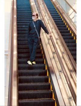 After completing his spiritual tour in the Himalayas, actor Rajinikanth visited the US for his routine medical checkup. The 'Kaala' star was spotted in a black sweatshirt with goggles. He was also clicked while traveling on a metro train. The pics were shared by Soundarya Rajinikanth on Twitter with the caption: Check out the latest stills of our Thalaivar from the USA! On your #RajiniMakkalMandram app and website ! RIGHT NOW. Superstar reached US in style and the pictures have gone viral over on the Internet.