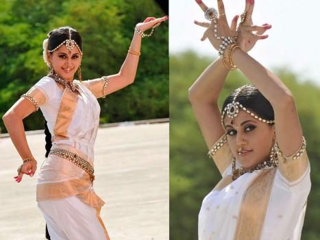 Taapsee Pannu: Bharatnatyam - Actress Taapsee is a brilliant actor, that is a known fact. She has proven her acting versatility in films like Pink, Naam Shabana, Judwaa 2 and over two dozens of films down south. Before stepping into the film industry and modelling, Taapsee was a trained Bharatnatyam dancer. She pursued her love for dancing while she was a kid and performed in various inter-school dance competitions. Her flawless dancing skills are often seen in her movies. We would love to see this dancing diva once while performing Bharatnatyam in any of upcoming films.