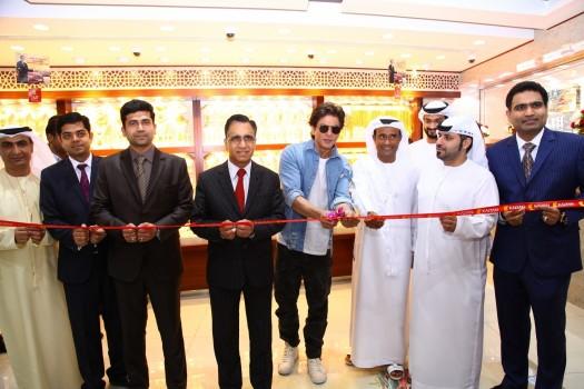 The Baadshah of Bollywood - Shah Rukh Khan inaugurates Kalyan Jewellers new showroom at Meena Bazaar, Dubai with TS Kalyanaraman, Ramesh Kalyanaraman and Rajesh Kalyanaram on April 26, 2018 in Dubai. The inauguration took place at 2:30 pm on Thursday. Unprecedented crowds were waiting to catch a glimpse of their favorite Bollywood superstar Badshah at the showroom launch. King Kong of Bollywood sent the crowd in a frenzy by singing 'Chaiyya Chaiyya' song.