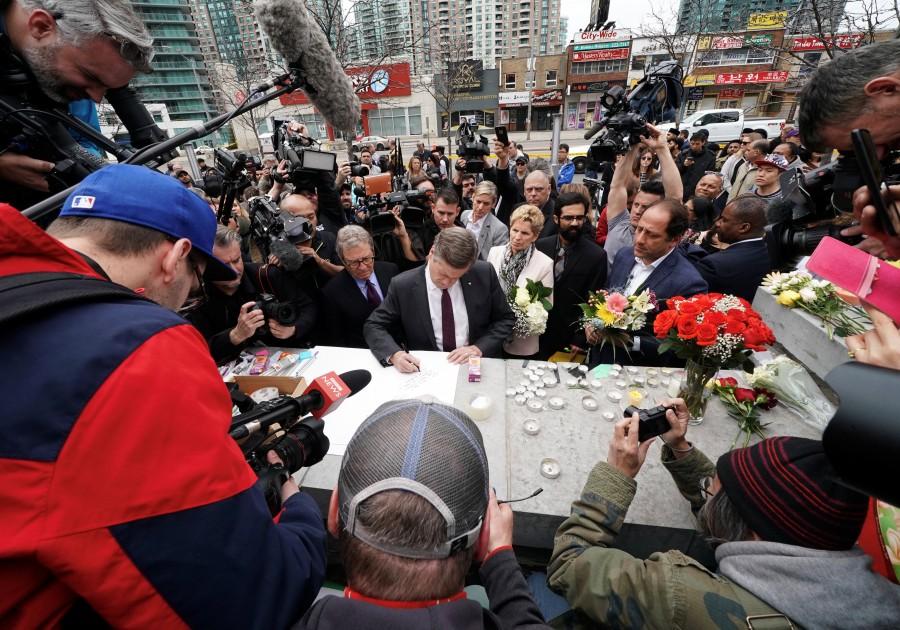 Ontario Premier Kathleen Wynne and Toronto Mayor John Tory visit a makeshift memorial a day after a van struck multiple people along a major intersection in north Toronto, Ontario, Canada, April 24, 2018. Toronto van attack,Toronto van attack mourn,mass killing,Toronto sidewalk