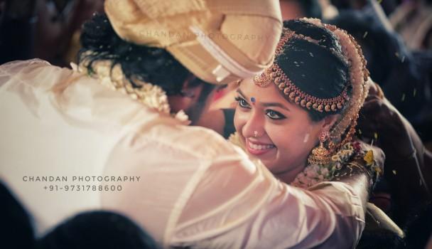 Sandalwood actor Chiranjeevi Sarja has entered wedlock with his longtime girlfriend Meghana Raj in a grand Hindu traditional marriage ceremony on 2nd May at White Petals in Palace Grounds, Bangalore. The couple have been romantically linked for over 10 years. The marriage of actor Chiranjeevi and Meghana was a private affair and it was attended by the couple family members and close friends. Bride Chiranjeevi is seen in a white mundu (veshti), while groom Meghana is seen in a green sari. Celebs like Puneeth Rajkumar, Vinay Rajkumar, Nazriya Nazim and others graced the event.