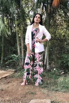 Bollywood film actress Richa Chadha was spotted in the city last evening where she was the celebrity guest on a popular reality show on Colors. The actress was styled in stunning outfit by Shivan and Narresh with minimal accessories to compliment the look. The diva looked gorgeous in a summer dress.