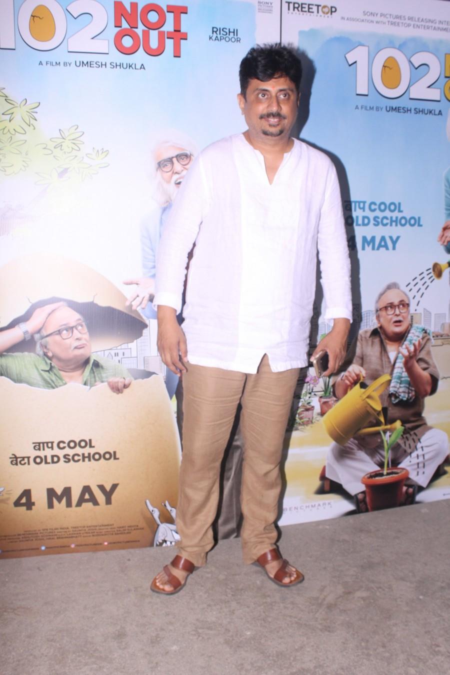 Umesh Shukla waves to the photographers on his arrival at 102 Not Out special screening in Mumbai. Amitabh Bachchan and Rishi Kapoor,Amitabh Bachchan,Rishi Kapoor,Abhishek Bachchan,Aishwarya Rai,Ranbir Kapoor,Taapsee Pannu,102 Not Out,102 Not Out special screening,102 Not Out special screening pics,102 Not Out special screening images,102 Not Out pics