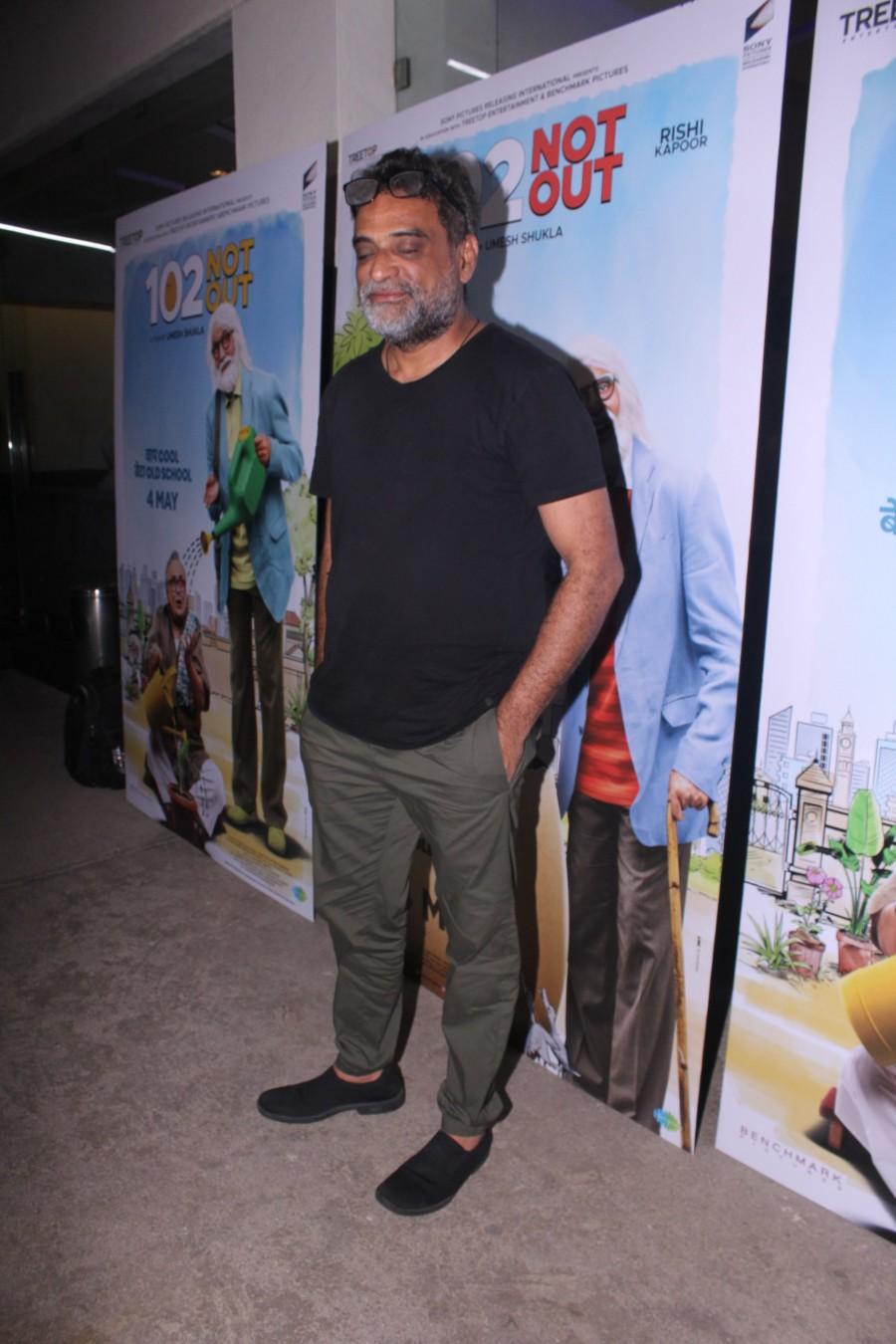 R. Balki waves to the photographers on his arrival at 102 Not Out special screening in Mumbai. Amitabh Bachchan and Rishi Kapoor,Amitabh Bachchan,Rishi Kapoor,Abhishek Bachchan,Aishwarya Rai,Ranbir Kapoor,Taapsee Pannu,102 Not Out,102 Not Out special screening,102 Not Out special screening pics,102 Not Out special screening images,102 Not Out pics