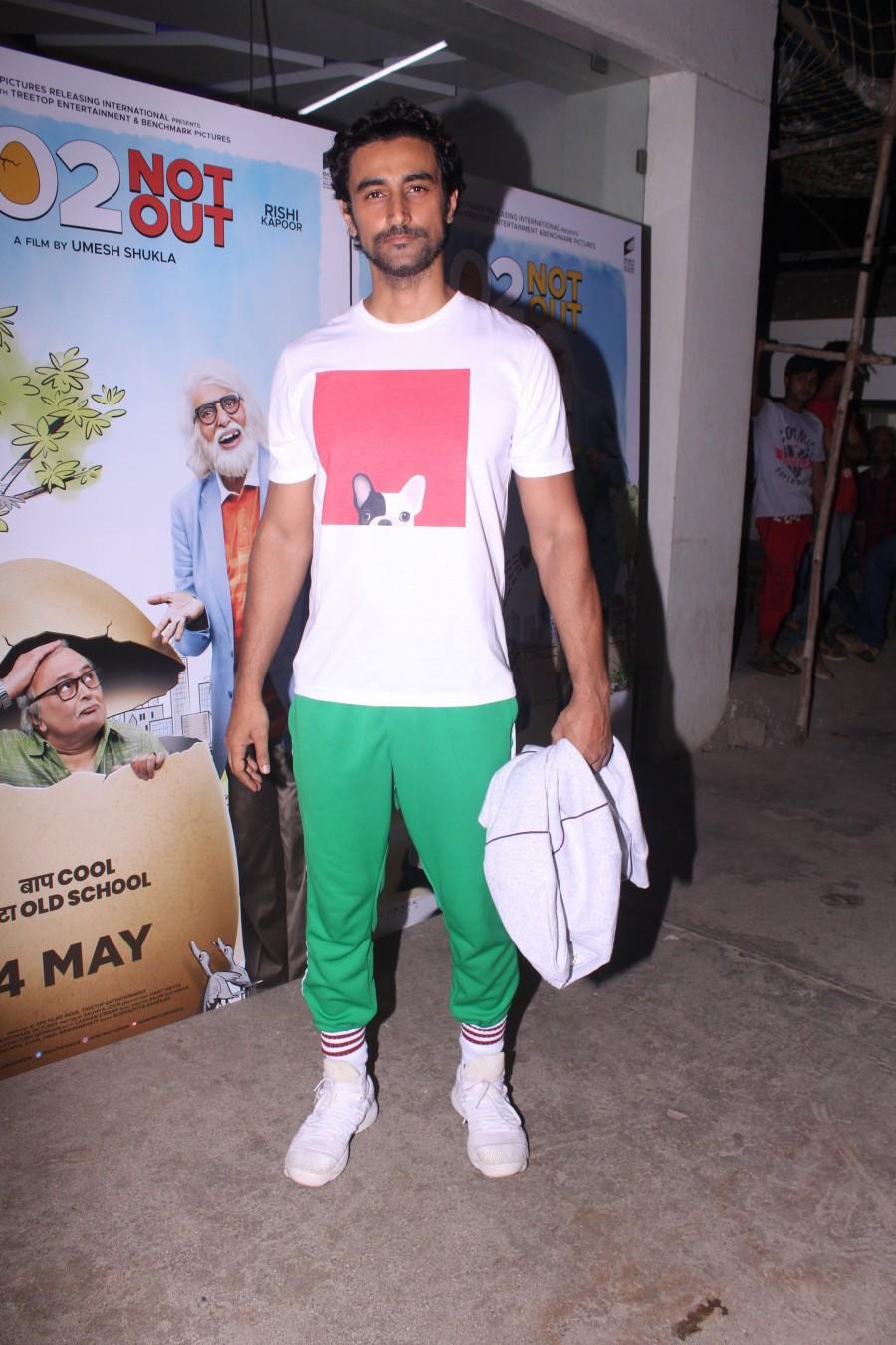 Kunal Kapoor poses for photographers on his arrival at 102 Not Out special screening in Mumbai. Amitabh Bachchan and Rishi Kapoor,Amitabh Bachchan,Rishi Kapoor,Abhishek Bachchan,Aishwarya Rai,Ranbir Kapoor,Taapsee Pannu,102 Not Out,102 Not Out special screening,102 Not Out special screening pics,102 Not Out special screening images,102 Not Out pics