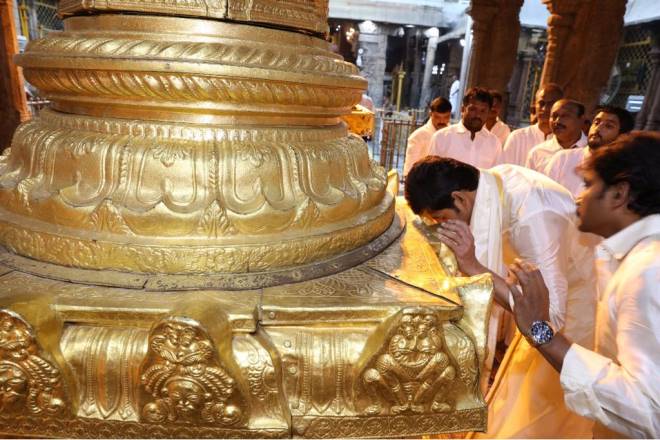 Prince Mahesh Babu offers his prayers inside the Tirupati temple. Superstar Mahesh Babu,Mahesh Babu,Mahesh Babu visits Tirumala,Mahesh Babu visits Tirumala temple,Tirumala temple,Bharat Ane Nenu,Bharat Ane Nenu success,Bharat Ane Nenu collection,Bharat Ane Nenu 200 cr