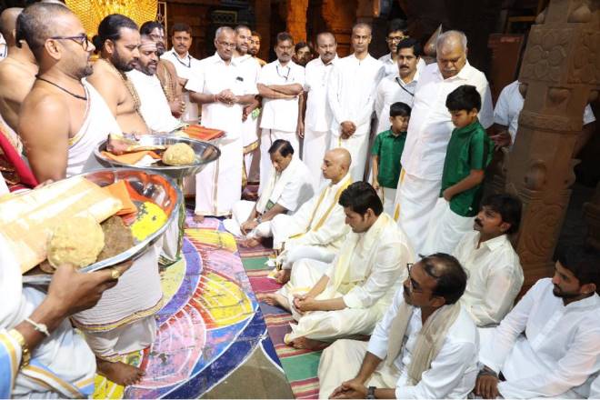 Mahesh Babu, Koratala Siva visit Tirumala temple. Superstar Mahesh Babu,Mahesh Babu,Mahesh Babu visits Tirumala,Mahesh Babu visits Tirumala temple,Tirumala temple,Bharat Ane Nenu,Bharat Ane Nenu success,Bharat Ane Nenu collection,Bharat Ane Nenu 200 cr