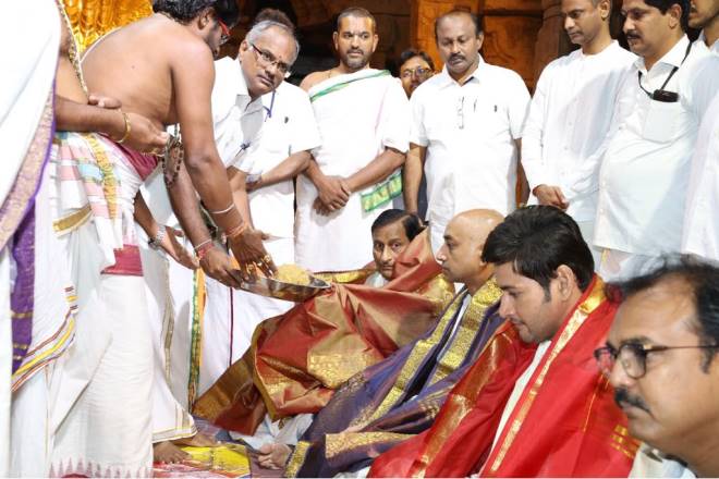 Actor Mahesh Babu visits Tirumala along with Bharat Ane Nenu team. Superstar Mahesh Babu,Mahesh Babu,Mahesh Babu visits Tirumala,Mahesh Babu visits Tirumala temple,Tirumala temple,Bharat Ane Nenu,Bharat Ane Nenu success,Bharat Ane Nenu collection,Bharat Ane Nenu 200 cr