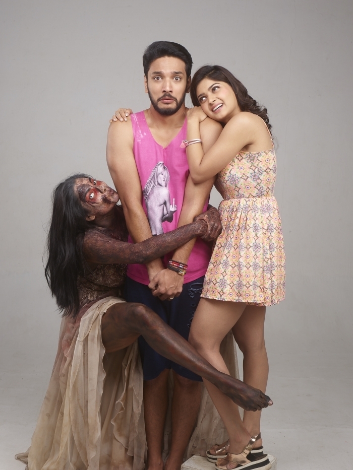 Chandrika Ravi, Gautham Karthik and Vaibhavi Shandilya in Iruttu Araiyil Murattu Kuththu. Gautham Karthik,Vaibhavi Shandilya,Iruttu Araiyil Murattu Kuththu,Iruttu Araiyil Murattu Kuththu stills,Iruttu Araiyil Murattu Kuththu pics,Iruttu Araiyil Murattu Kuththu hot pics,Iruttu Araiyil Murattu Kuththu hot images